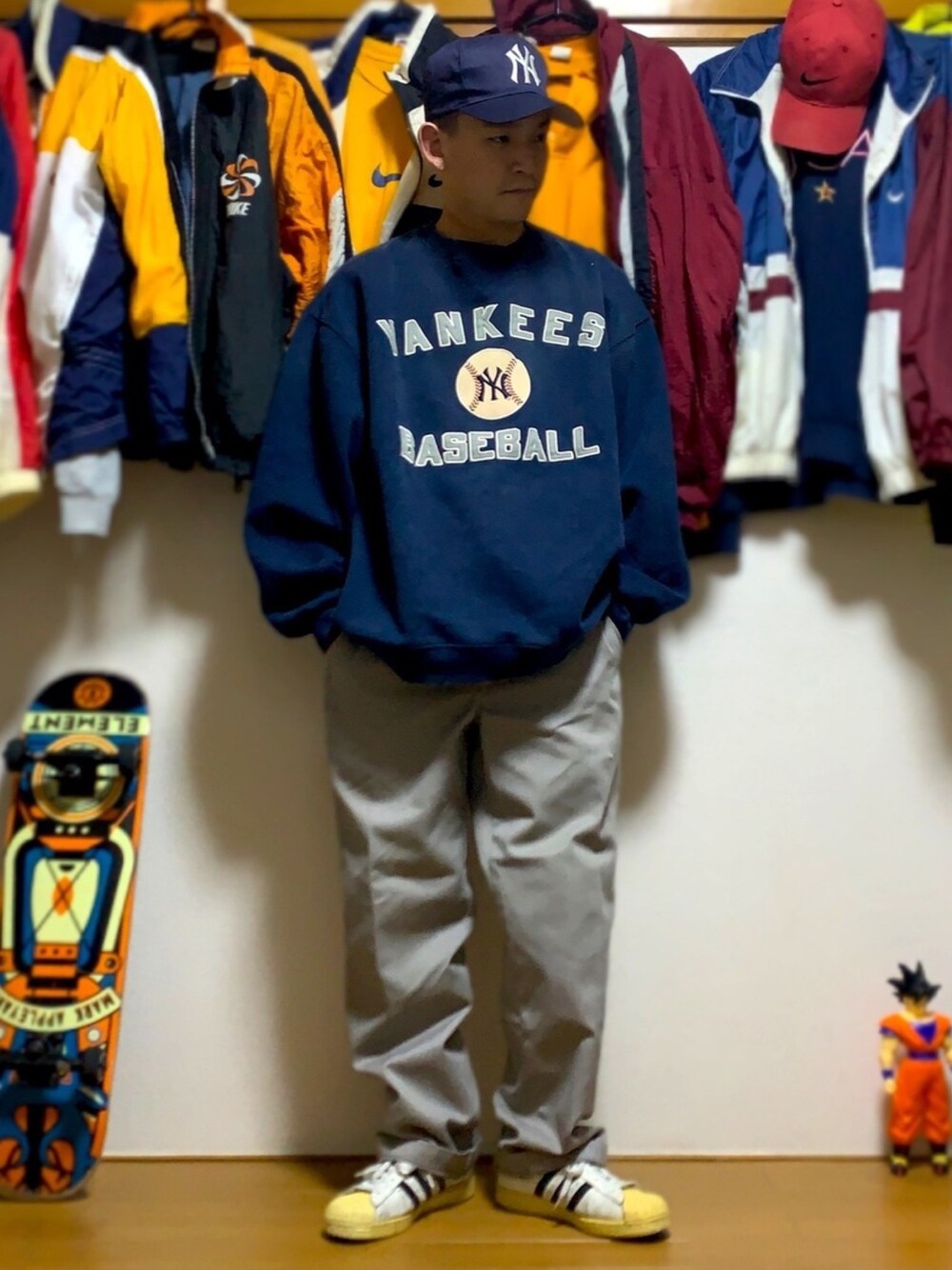 「adidas superstar、アディダス、adidas、スニーカー、スーパースター、スーパースター80's、ディッキーズ(Dickies)、ヤンキース、スウェット、低身長」｜「adidasのアイテム（スウェット、ブルー系）」を使った、Kosukeさん（メンズ・168cm）の冬コーディネートの1枚目の写真
