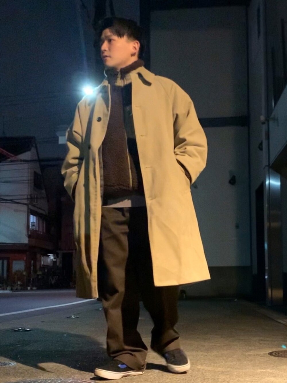 ベージュ系のチェスターコート、ブラウン系のブルゾン、ブラウン系のチノパンツを着用したメンズの冬コーディネートの1枚目の写真