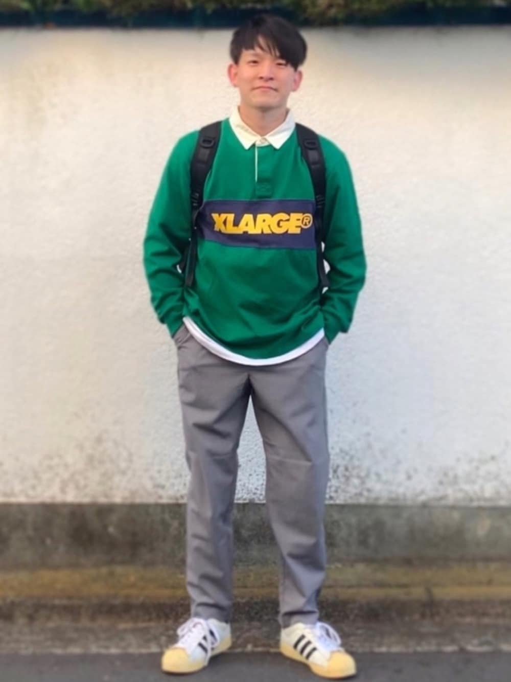 「エクストララージ、XLARGE、ラガーシャツ、スーパースター、スーパースター80's、superstar、アディダス、緑、グリーン、ストリート」｜「XLARGEのL/S RUGBY SHIRT（ポロシャツ、グリーン系）」を使った、Kosukeさん（メンズ・168cm）の冬コーディネートの1枚目の写真
