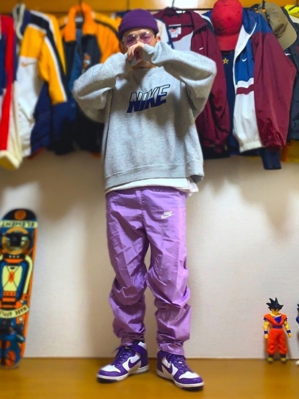「スニーカー、nike dunk high、nike dunk、古着、古着MIX、パープル、ビンテージ、ナイロンパンツ、ビーニー、ストリート」｜「STUSSYのSmall Patch Watch Cap Beanie（ニットキャップ/ビーニー、パープル系）」を使った、Kosukeさん（メンズ・168cm）の秋コーディネートの1枚目の写真