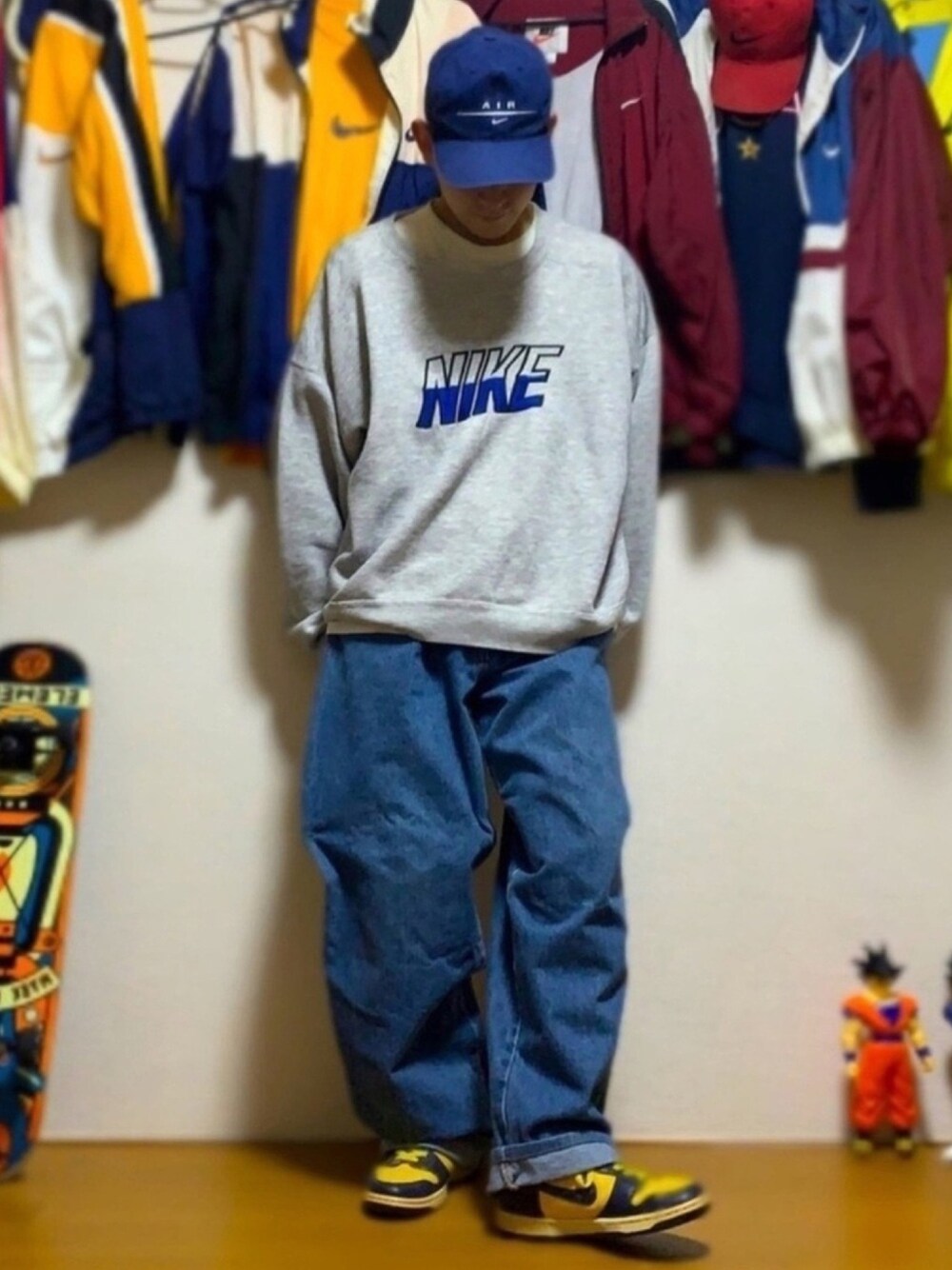 「キャップ、ストリート、ヒップホップ、デニムパンツ、古着、90'sスタイル、dunk、スウェット、ナイキ、ロゴスウェット」｜「NIKEのアイテム（キャップ、ブルー系）」を使った、Kosukeさん（メンズ・168cm）の秋コーディネートの1枚目の写真