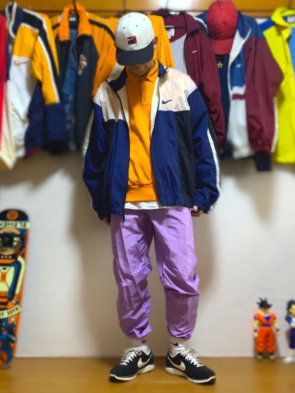「スニーカーコーデ、ストリート、ナイキ、NIKE、ラガーシャツ、ナイロンジャケット、ナイロンパンツ、90'sスタイル、ソックスイン、スニーカー」｜「NIKEのアイテム（キャップ、ホワイト系）」を使った、Kosukeさん（メンズ・168cm）の冬コーディネートの1枚目の写真