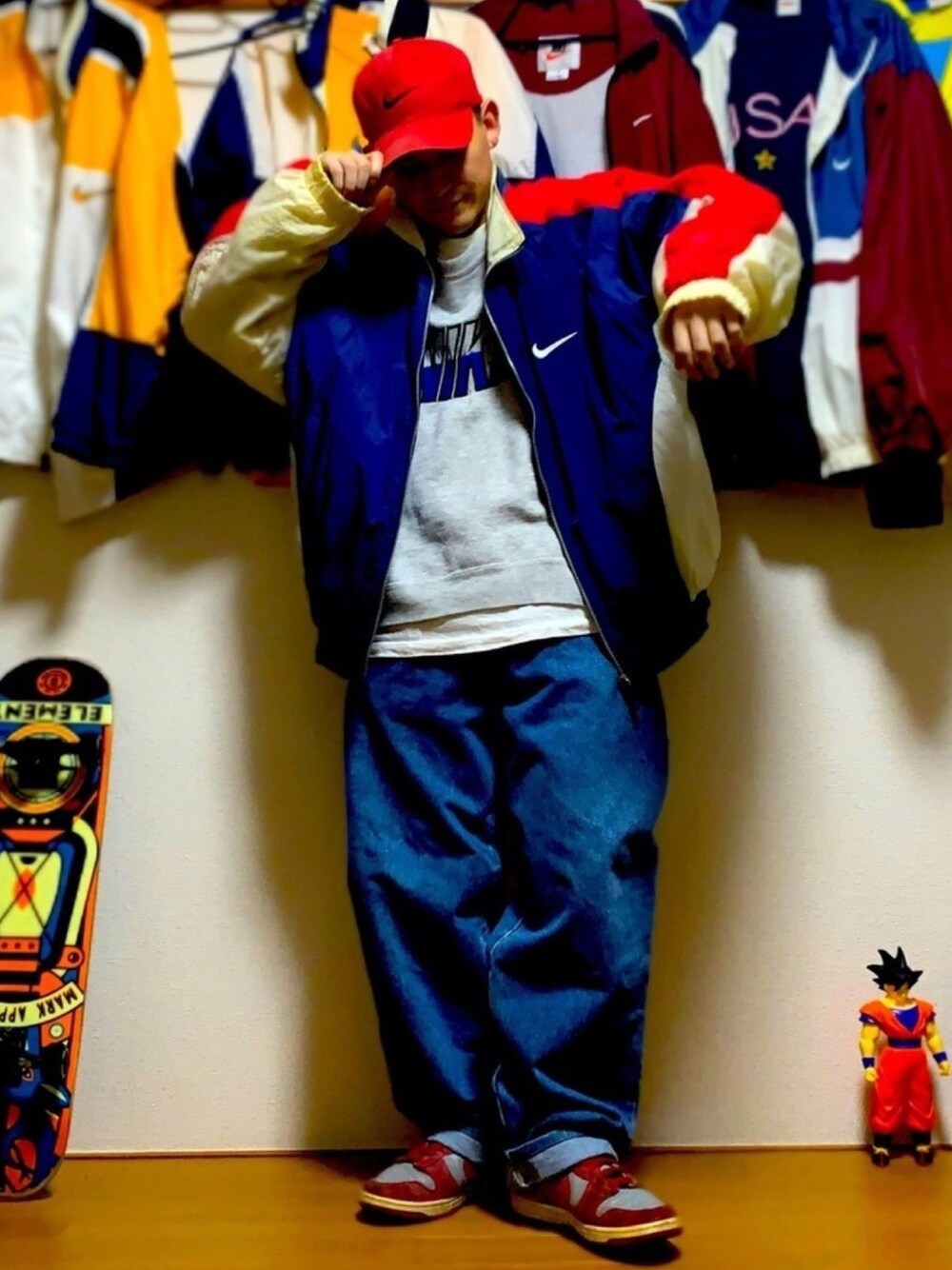 「ブルゾン、ナイロンジャケット、ストリート、HIPHOP、スニーカー、デニムパンツ、ナイキ、NIKE、古着、だぼだぼ」｜「NIKEのアイテム（キャップ、レッド系）」を使った、Kosukeさん（メンズ・168cm）の秋コーディネートの1枚目の写真