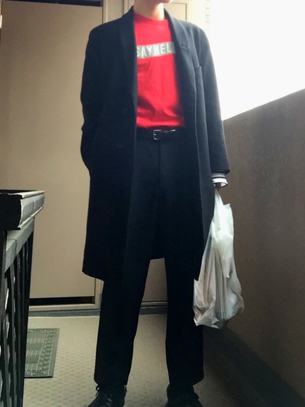 「SAYHELLOのアイテム（Tシャツ/カットソー、レッド系）」を使った、ポンジュースさん（メンズ・174cm）の春コーディネートの1枚目の写真