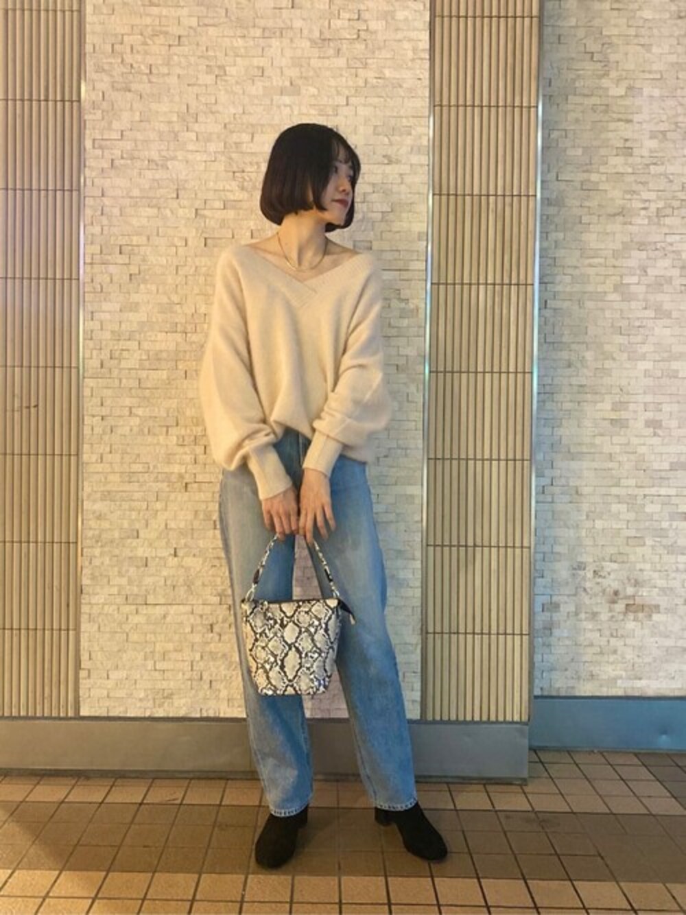「デニム、カジュアル、大人カジュアル、ヤヌーク、シンプルコーデ、カジュアルコーデ、デニムコーデ、ゆるコーデ、秋冬コーデ、ラクーンニット」｜「RIVE DROITEのラグジュアリーなふんわり感を纏える　ラクーンVネックニット（ニット/セーター、ピンク系）」を使った、yuzu +相互+さん（レディース・163cm）の冬コーディネートの1枚目の写真