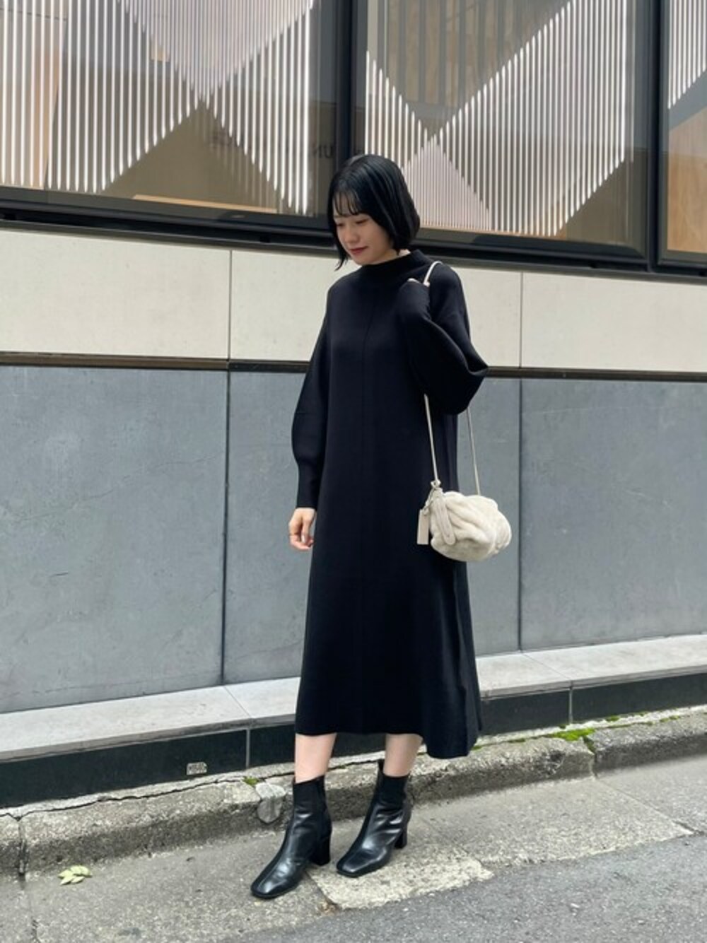 「ワンピース、セットアップ、ショートブーツ、ニットワンピース、モノトーン、レイヤードスタイル、休日コーデ、きれいめカジュアル、ファー小物、オトナ女子」｜「RIVE DROITEの上品に着られる大人シルエットが魅力　ニットセットアップジャンスカ（ワンピース、ブラック系）」を使った、yuzu +相互+さん（レディース・163cm）の冬コーディネートの1枚目の写真