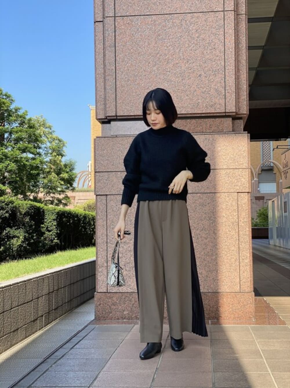 「ショートブーツ、大人カジュアル、ワイドパンツ、休日コーデ、パイソン柄、きれいめカジュアル、シンプルコーデ、ミニバッグ、ZOZO限定、ニット/セーター」｜「RIVE DROITEの【ZOZOTOWN限定】萌えスリーブMIXヤーンニット（ニット/セーター、ブラック系）」を使った、yuzu +相互+さん（レディース・163cm）の冬コーディネートの1枚目の写真