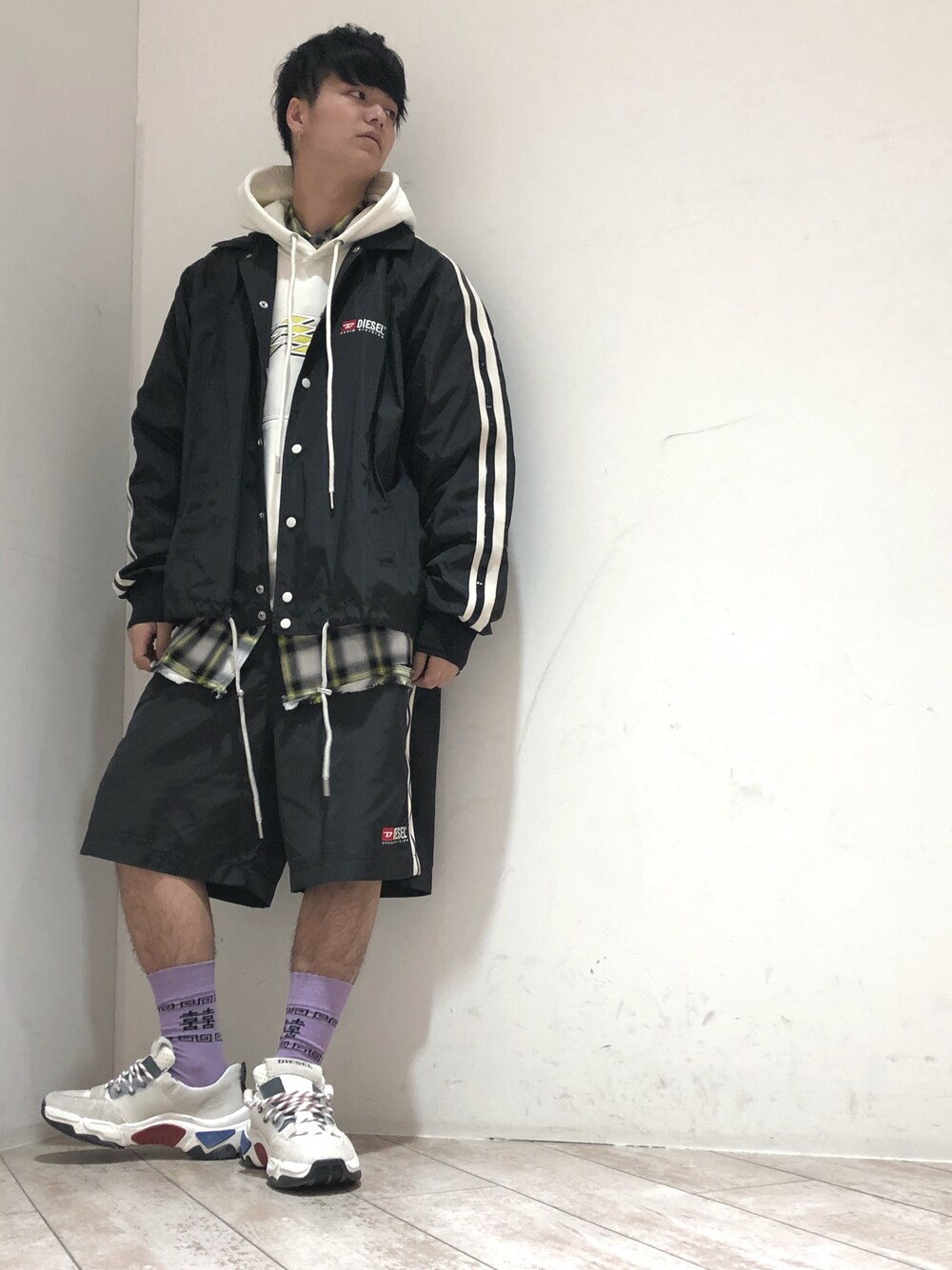 「Diesel、春、オーバーサイズ、スニーカーコーデ、黒、韓国ファッション、モノトーン、ストリート、カジュアルコーデ、シャツ」｜「DIESELのMEN'S スニーカー（スニーカー、ホワイト系）」を使った、フジケン@DIESELさん（メンズ・175cm）の春コーディネートの1枚目の写真