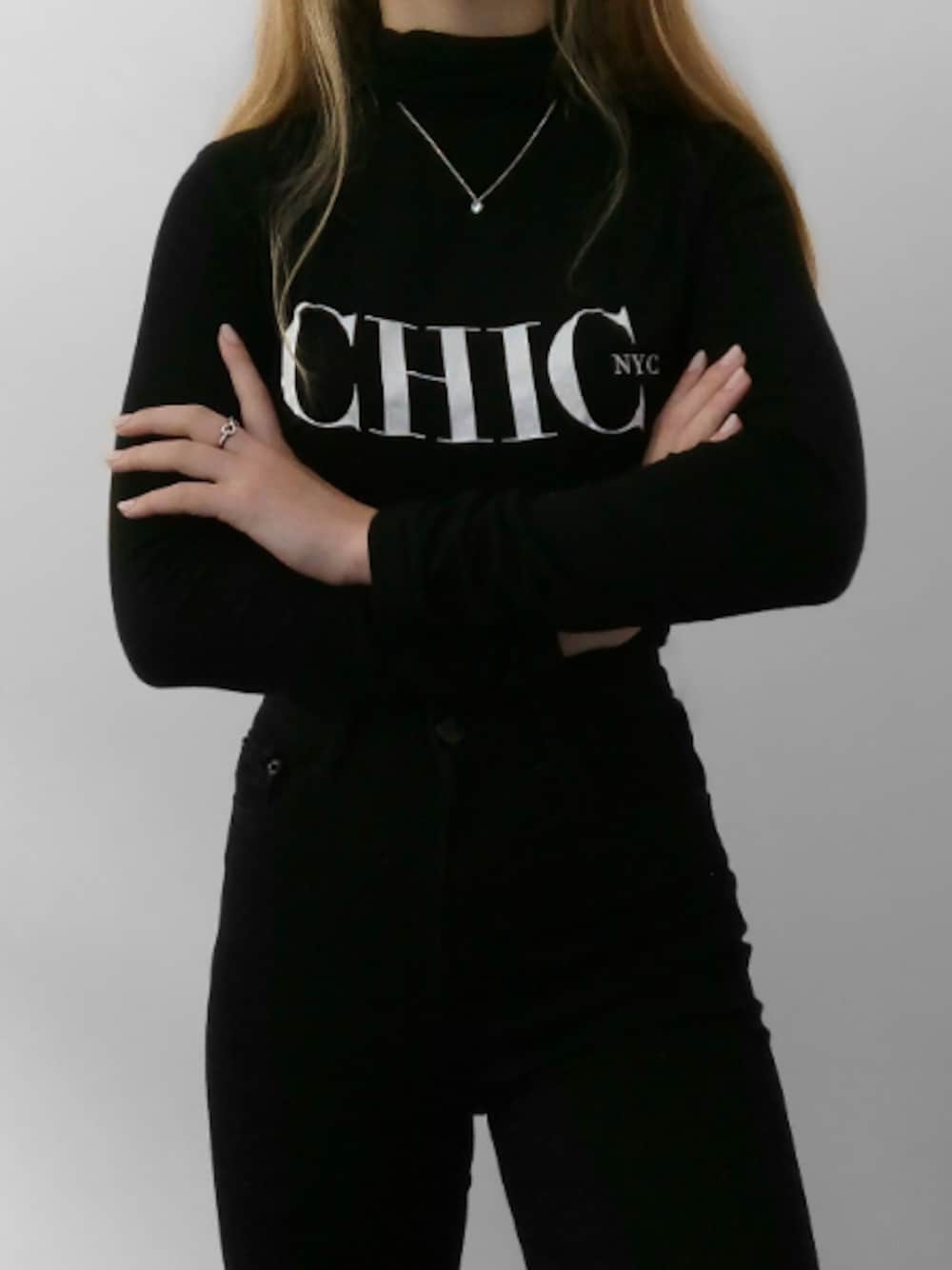 「polo shirts、blackoutfit、white background、blackjeans、silver、black、white、winteroutfit、autumnlook、everydaystyle」｜「dottiのアイテム（デニムパンツ、ブラック系）」を使った、charnice_rorkeさん（レディース・165cm）の春コーディネートの1枚目の写真