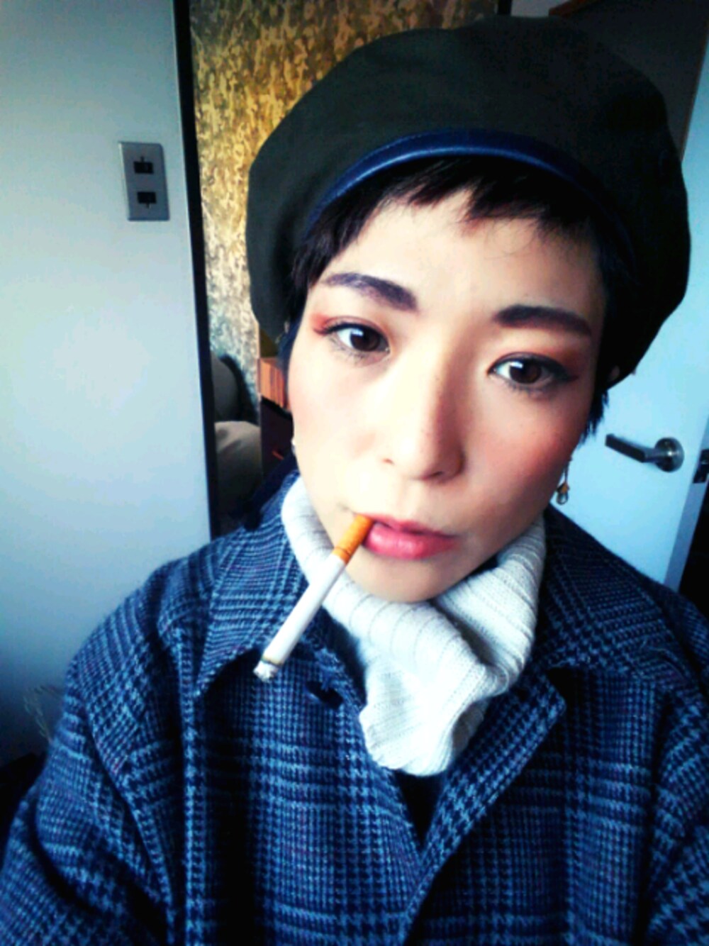「コート、タバコ、ベレー帽、タートルネックニット」｜「アメリカンスピリット🚬のアイテム（その他、イエロー系）」を使った、紫萌1987082306さん（レディース・156cm）の冬コーディネートの1枚目の写真