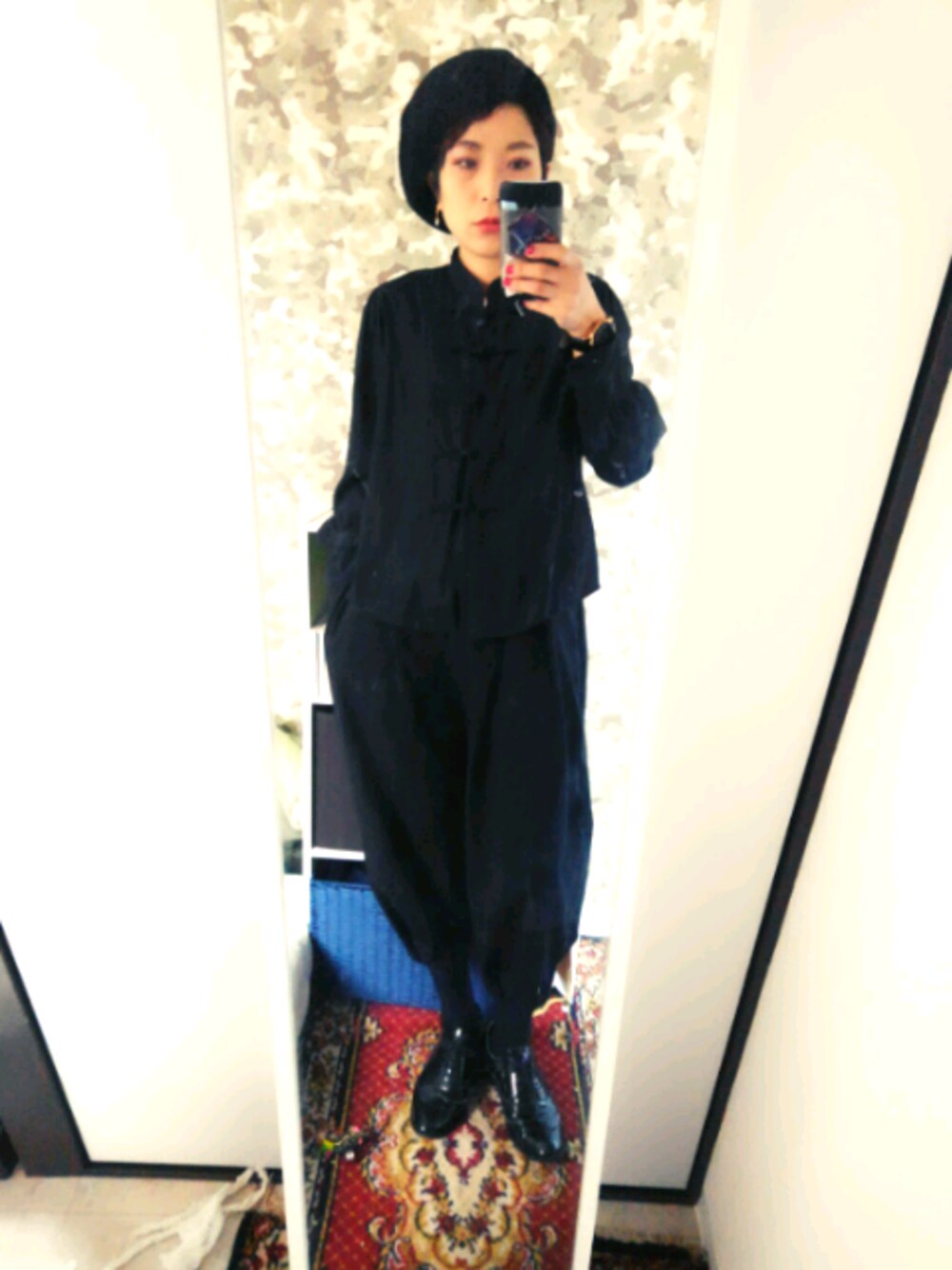「黒、サルエルパンツ、レースアップシューズ、ベレー帽、シャツスタイル、休日スタイル」｜「I am I in fact...の割繊ツイル　チャイナシャツ（シャツ/ブラウス、ブラック系）」を使った、紫萌1987082306さん（レディース・156cm）の冬コーディネートの1枚目の写真
