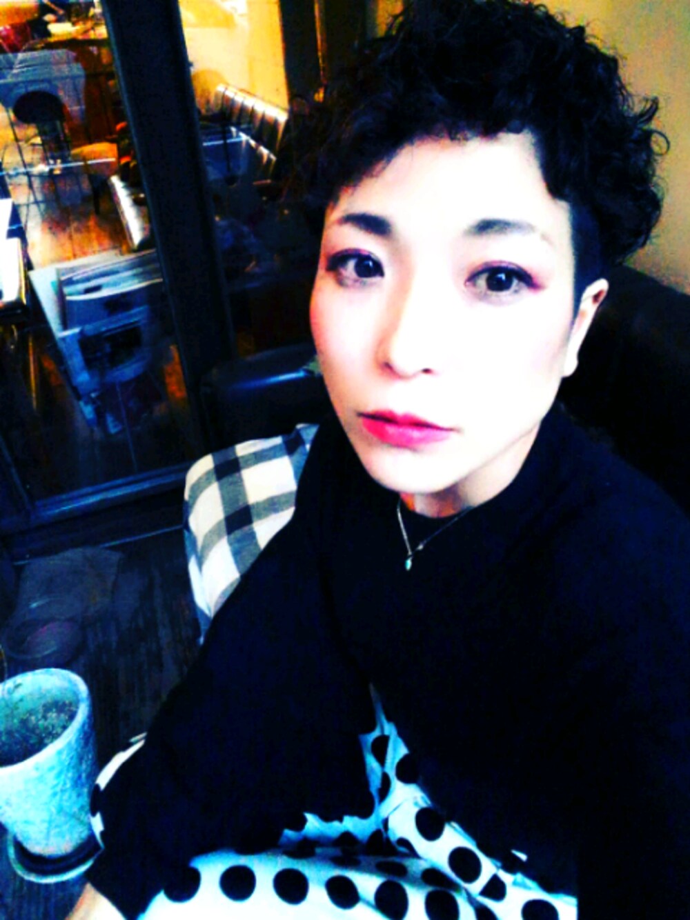 「ヘアカット、ニット、水玉、パンツスタイル」｜「POU DOU DOUのティアードスリーブニットプルオーバー（ニット/セーター、ブラック系）」を使った、紫萌1987082306さん（レディース・156cm）の冬コーディネートの1枚目の写真