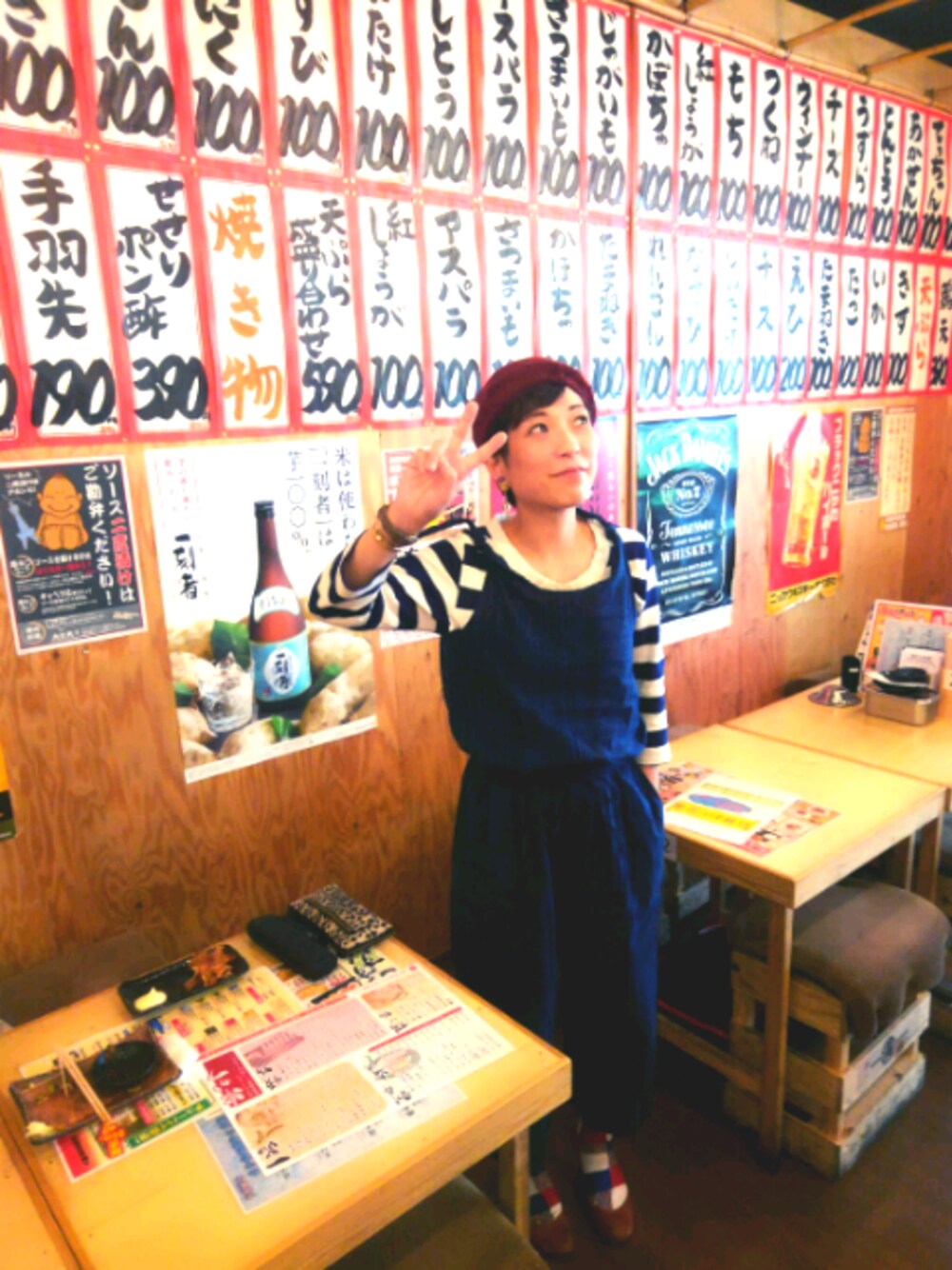 「酒、ベレー帽、サロペット、パンプス」｜「CIAOPANICのアイテム（つなぎ/オールインワン、ブルー系）」を使った、紫萌1987082306さん（レディース・156cm）の春コーディネートの1枚目の写真