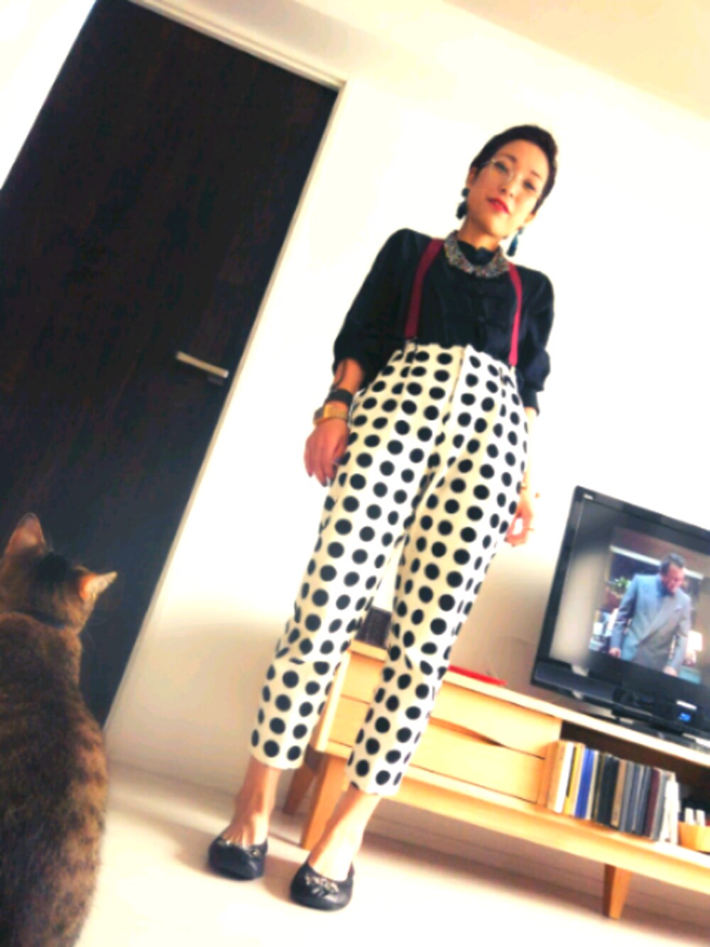 「チャイナシャツ、ドット、ドットパンツ、バレーシューズ、サスペンダー、丸メガネ、おしゃれさんと繋がりたい、モノトーン、アクセサリー、メイクアップ」｜「観客プシケ🐱のアイテム（その他、ブラウン系）」を使った、紫萌1987082306さん（レディース・156cm）の夏コーディネートの1枚目の写真