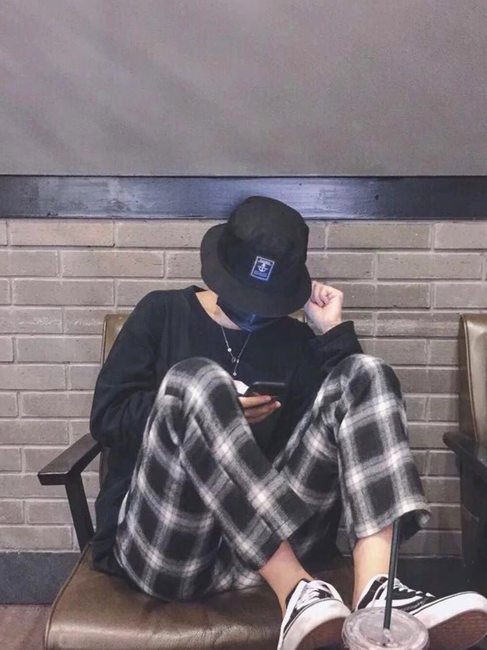 「VANSのアイテム（その他トップス、ブラック系）」を使った、马小样Sampleさん（メンズ・177cm）の冬コーディネートの1枚目の写真