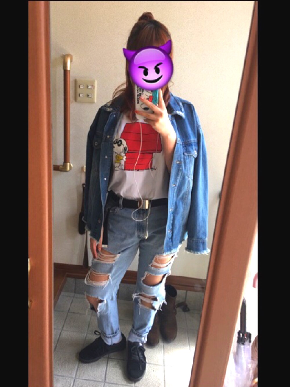 「ジーンズ、UT、ダメージジーンズ、スヌーピー、春コーデ」｜「UNIQLOのアイテム（Tシャツ/カットソー、ホワイト系）」を使った、Kumicoさん（レディース・164cm）の春コーディネートの1枚目の写真