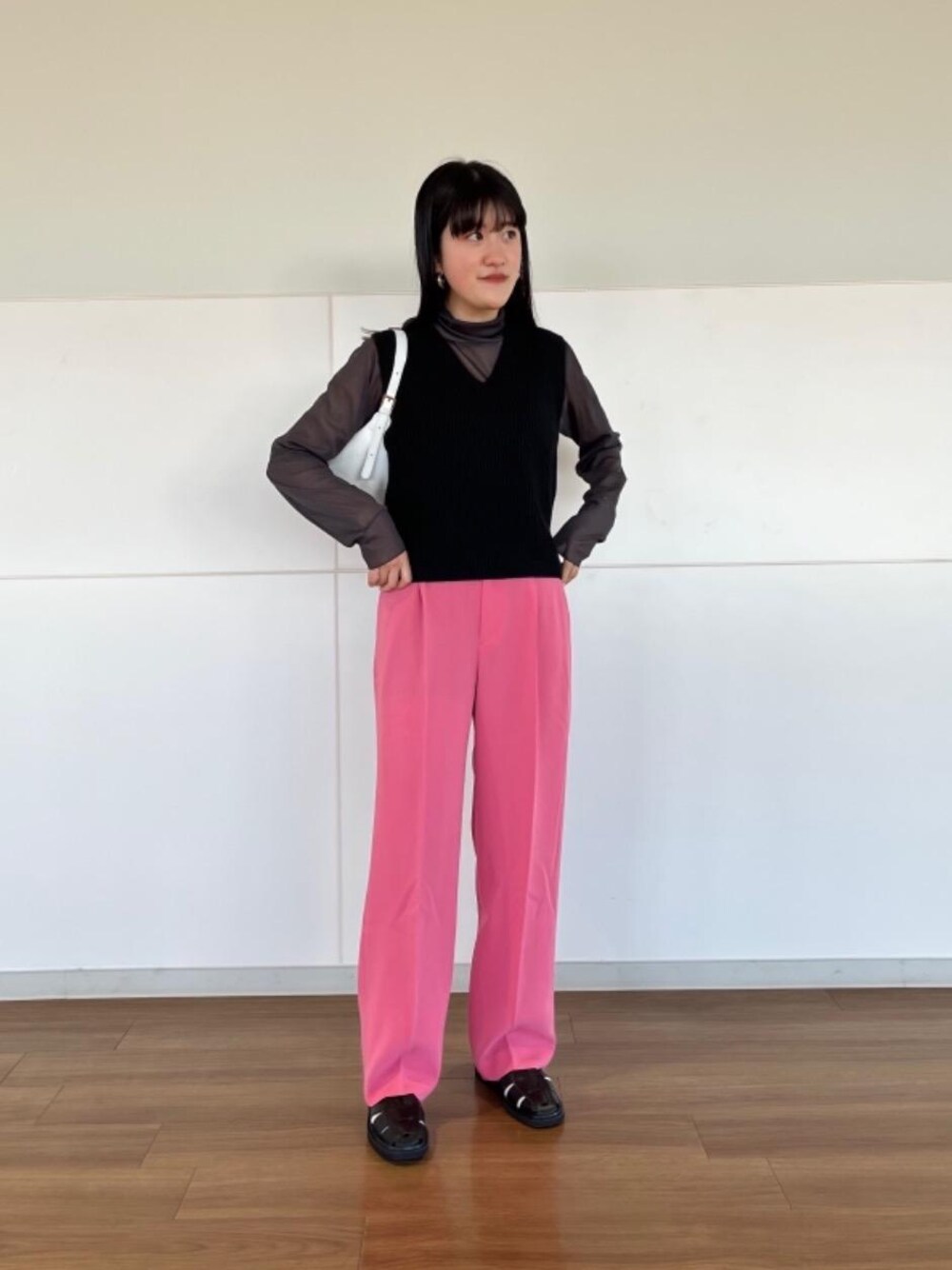 「トレンド、RECOMMEND  ITEM STYLING、SPRING KNIT STYLE、👟バッグ、SPRING SHIRTS STYLE、ベーシック/トラッド、ぱんつ」｜「BEAUTY&YOUTH UNITED ARROWSのBY ダブルクロスタックワイド ストレートパンツ -ウォッシャブル- ∴（その他パンツ、ピンク系）」を使った、的場まみさん（レディース・160cm）の冬コーディネートの1枚目の写真