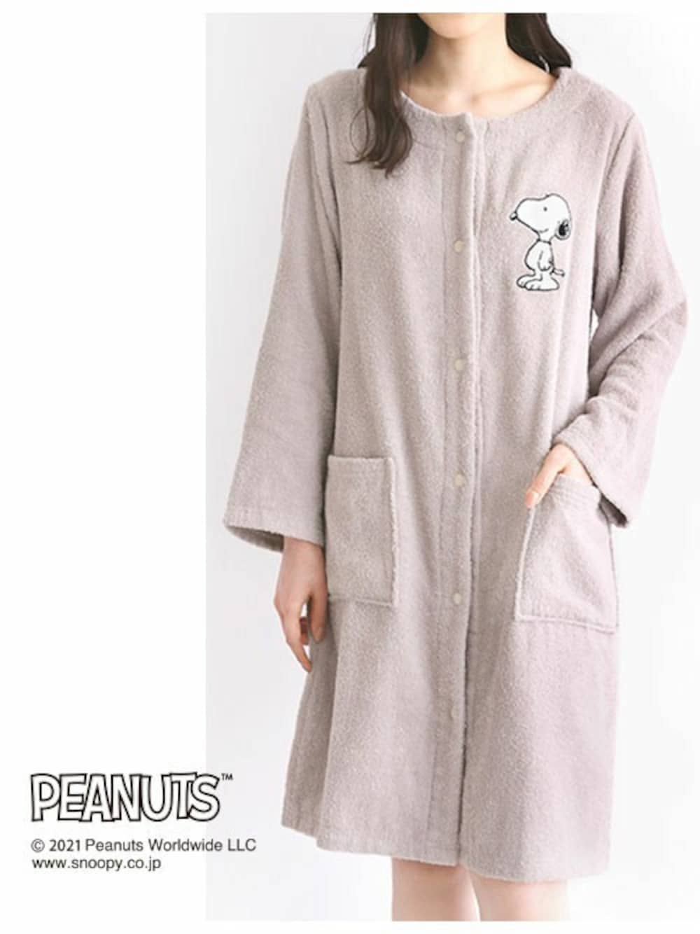 ブラウン系のルームウェア/パジャマを着用したレディースの夏コーディネートの1枚目の写真