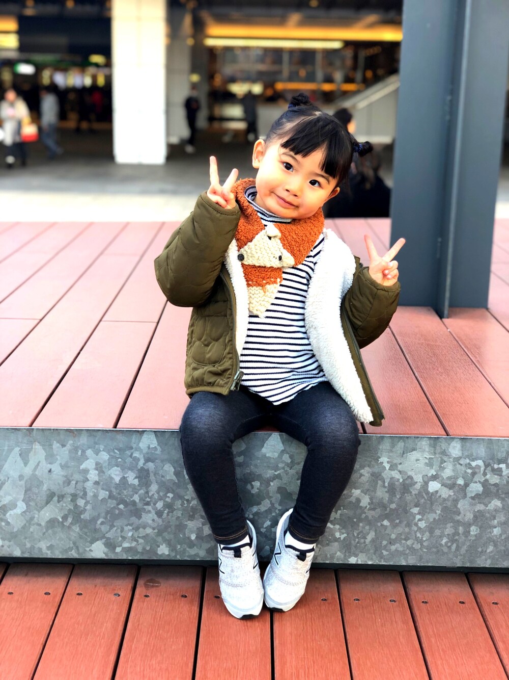 「マフラー、ボンバージャケット」｜「no brandのアイテム（カバーオール、グリーン系）」を使った、oui2さん（キッズ・186cm）の春コーディネートの1枚目の写真