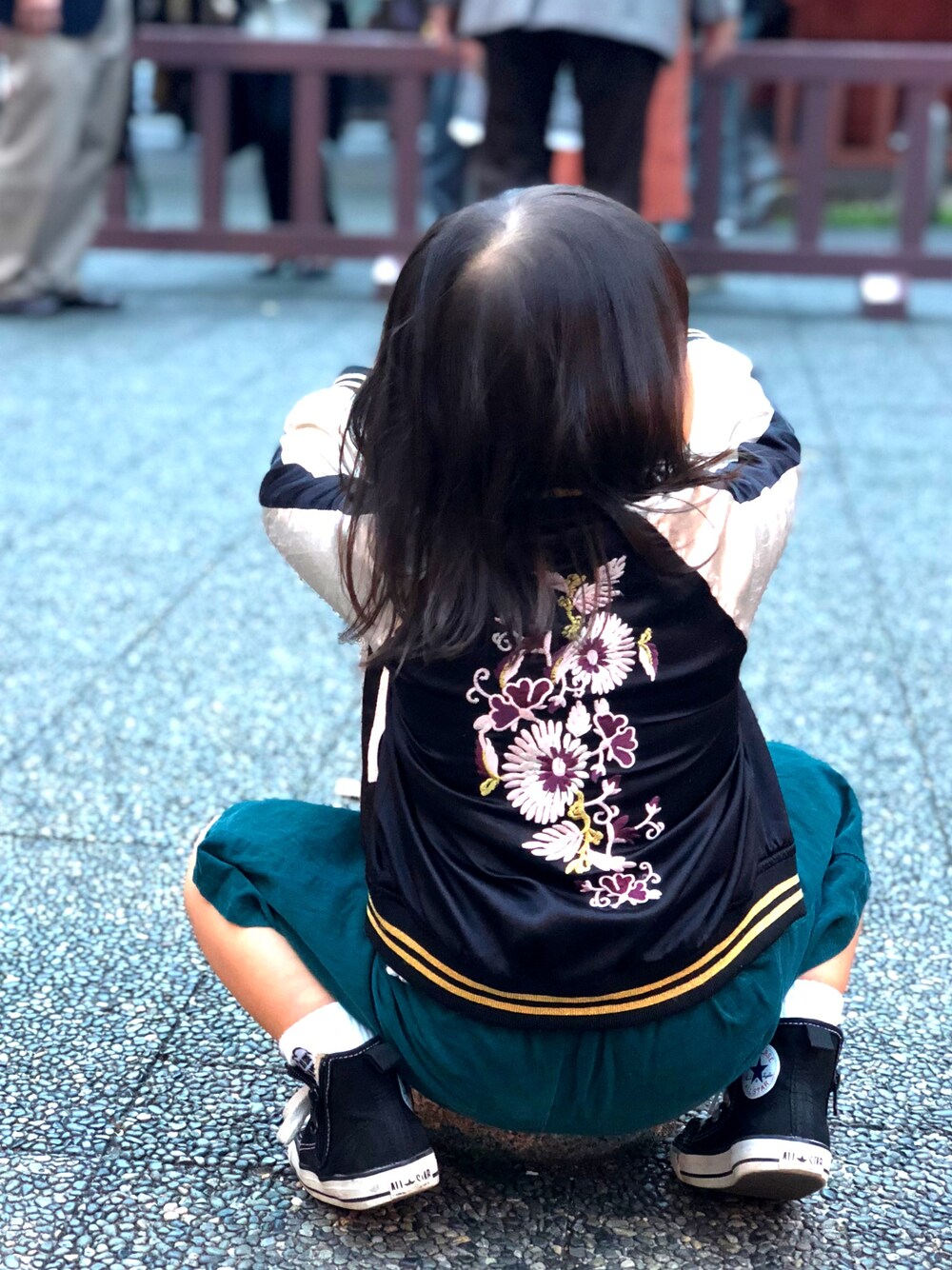 「スカジャン、オールスターハイカット」｜「H&Mのアイテム（スカジャン、ブラック系）」を使った、oui2さん（キッズ・186cm）の春コーディネートの1枚目の写真