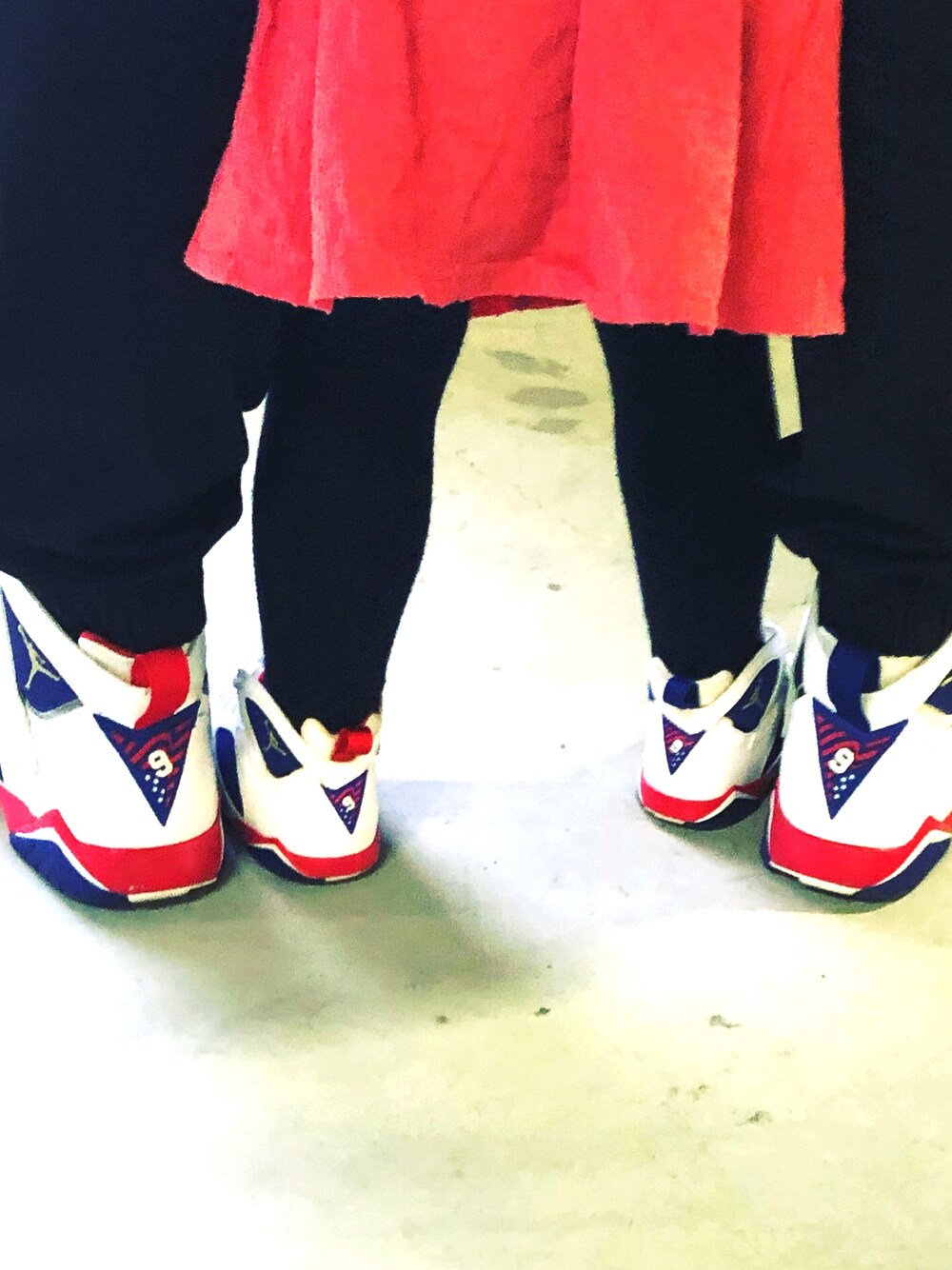 「エアージョーダン7、オリンピックモデル、おやこーで。」｜「NIKEのアイテム（スニーカー、ホワイト系）」を使った、oui2さん（キッズ・186cm）の春コーディネートの1枚目の写真