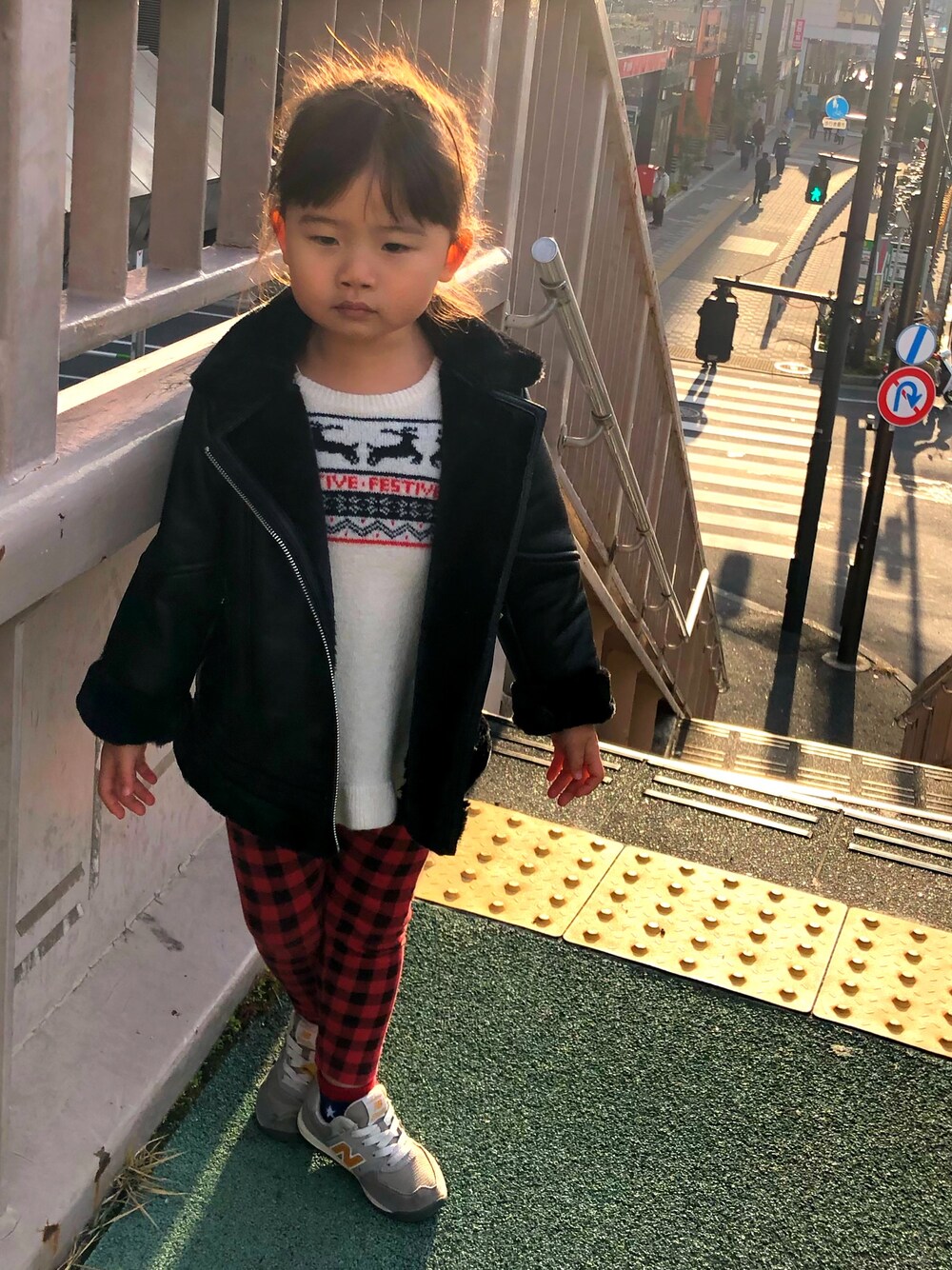 「ライダースジャケット、ゆうひ、歩道橋」｜「ZARAのアイテム（ライダースジャケット、ブラック系）」を使った、oui2さん（キッズ・186cm）の春コーディネートの1枚目の写真