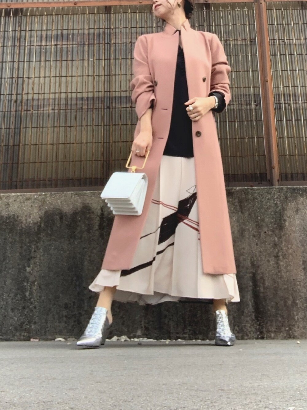 「秋コーデ、ワンピース、オトナ女子、ロングコート、冬コーデ、ドレス、休日スタイル、冬アウター着回しチャレンジ」｜「AmeriのSTAND COLLAR TAILORED COAT（チェスターコート、ピンク系）」を使った、amiさん（レディース・160cm）の秋コーディネートの1枚目の写真