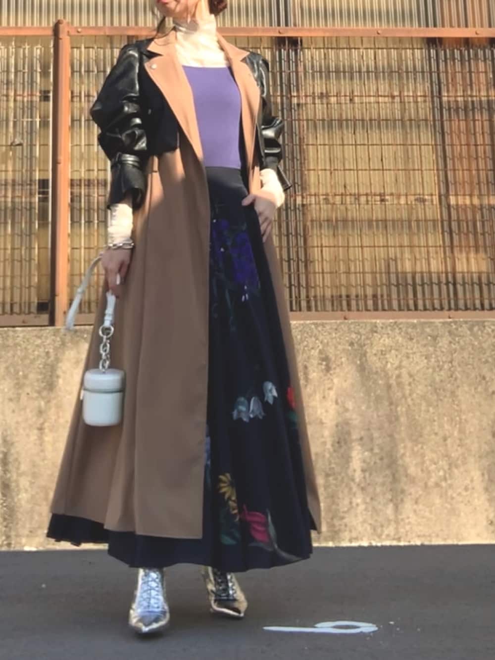 「ロングスカート、花柄スカート、花柄、スカート、トレンチコート、ライダース、オトナ女子、キレイめ、ブーティ」｜「AmeriのRIDERS DOCKING COAT（トレンチコート、その他）」を使った、amiさん（レディース・160cm）の春コーディネートの1枚目の写真