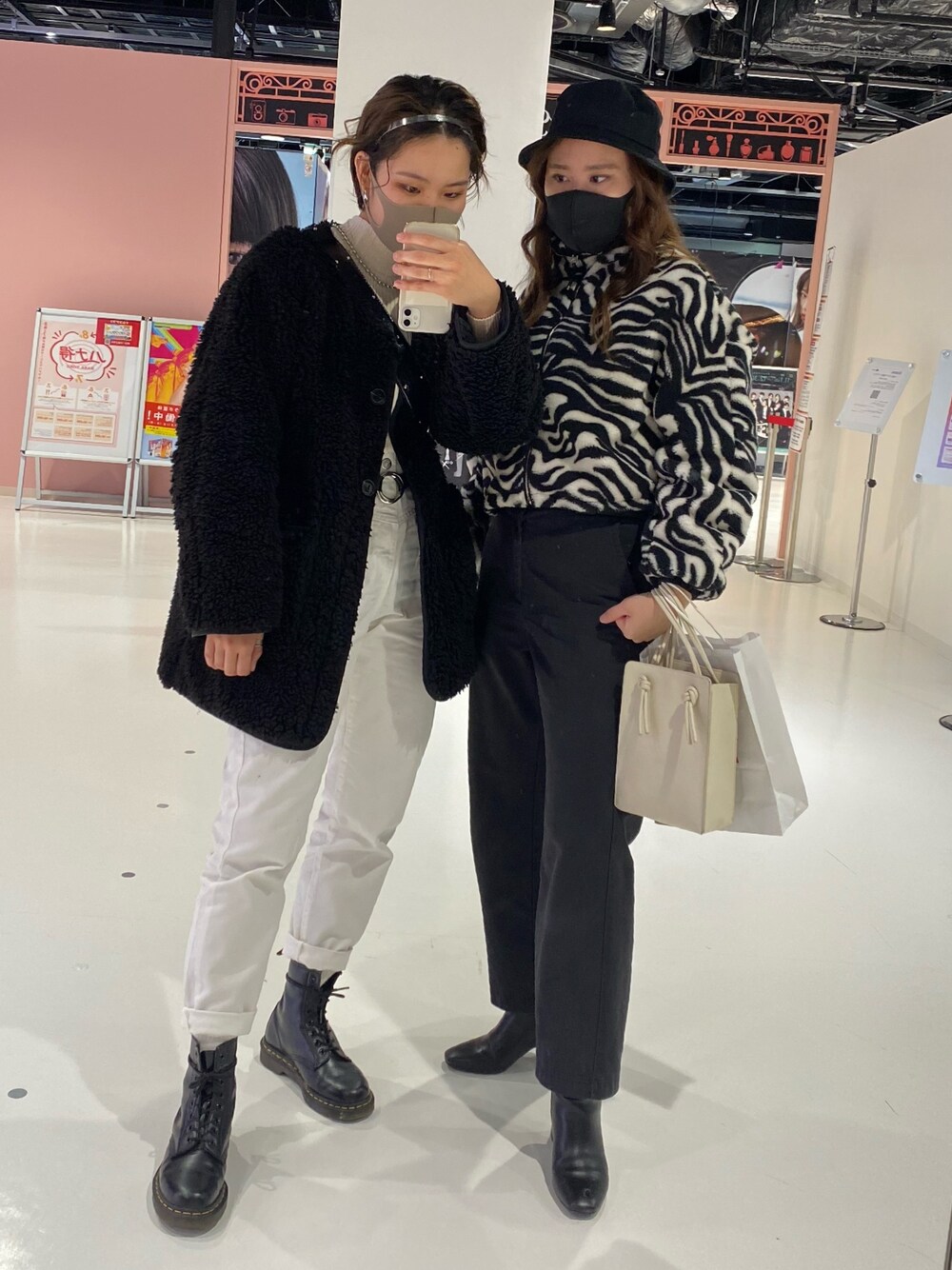 ブラック系のその他アウター、ホワイト系のパンツ、ブラック系のブーツを着用したレディースの冬コーディネートの1枚目の写真