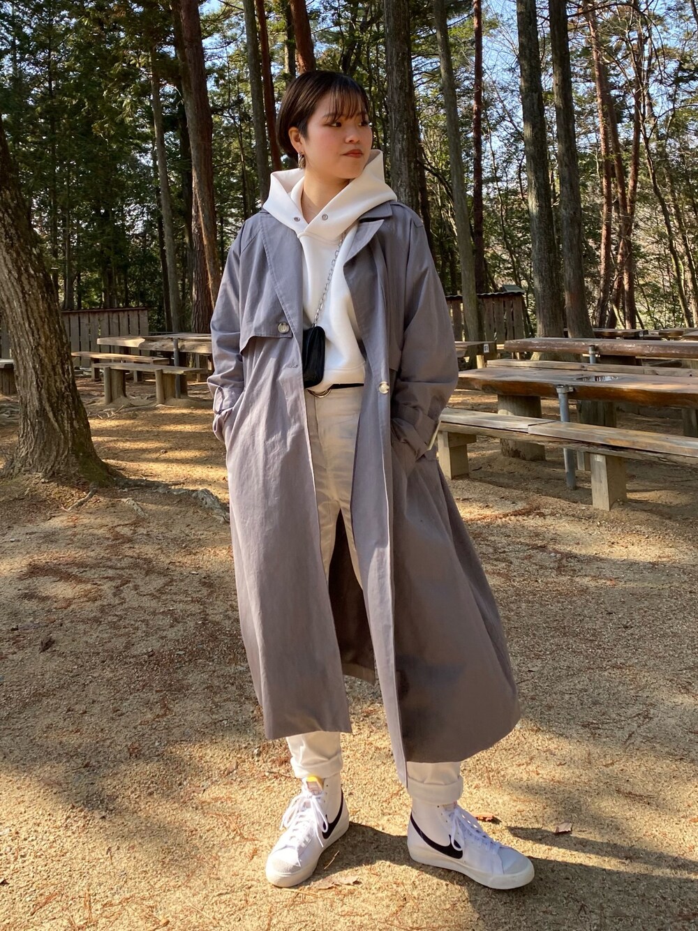 「休日スタイル、きれいめカジュアル、アメカジ、トレンチコート、ホワイト、パーカー、NIKE、ハイカットスニーカー、Nike blazer、ブレーザー」｜「Bershkaのアイテム（デニムパンツ、ホワイト系）」を使った、nichikaさん（レディース・164cm）の冬コーディネートの1枚目の写真