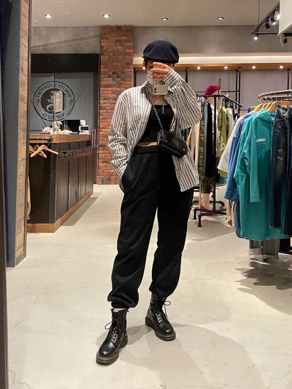 「カジュアルコーデ、おしゃれさんと繋がりたい、プチプラコーデ、シャツスタイル、ワントーンコーデ、スウェット、Dr.Martens、古着、ハンチング、シャツ」｜「KANGOLのKANGOL Wool504ハンチング（ハンチング/ベレー帽、ブラック系）」を使った、nichikaさん（レディース・164cm）の春コーディネートの1枚目の写真