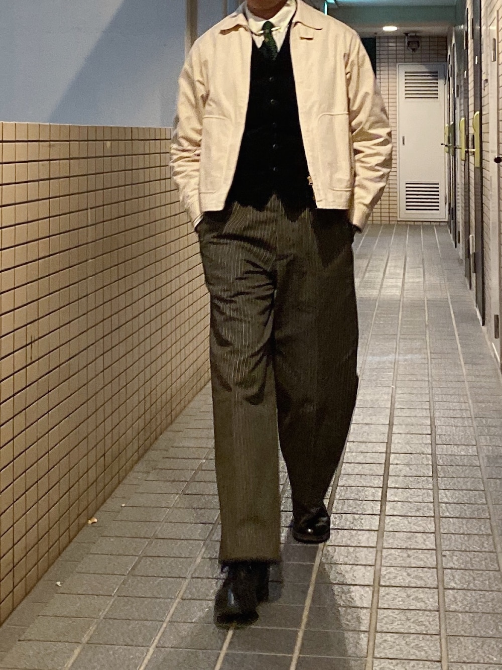 「remainsのアイテム（ベスト、ブラック系）」を使った、CoolKidsCantDieさん（メンズ・175cm）の秋コーディネートの1枚目の写真