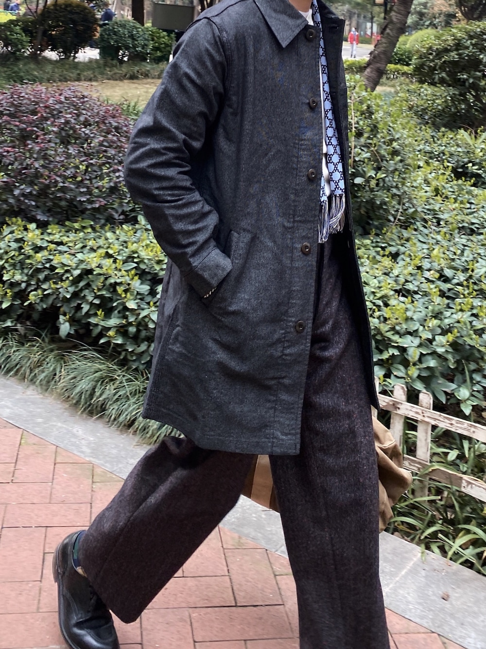 「At Last&Coのアイテム（チノパンツ、ブラック系）」を使った、CoolKidsCantDieさん（メンズ・175cm）の春コーディネートの1枚目の写真