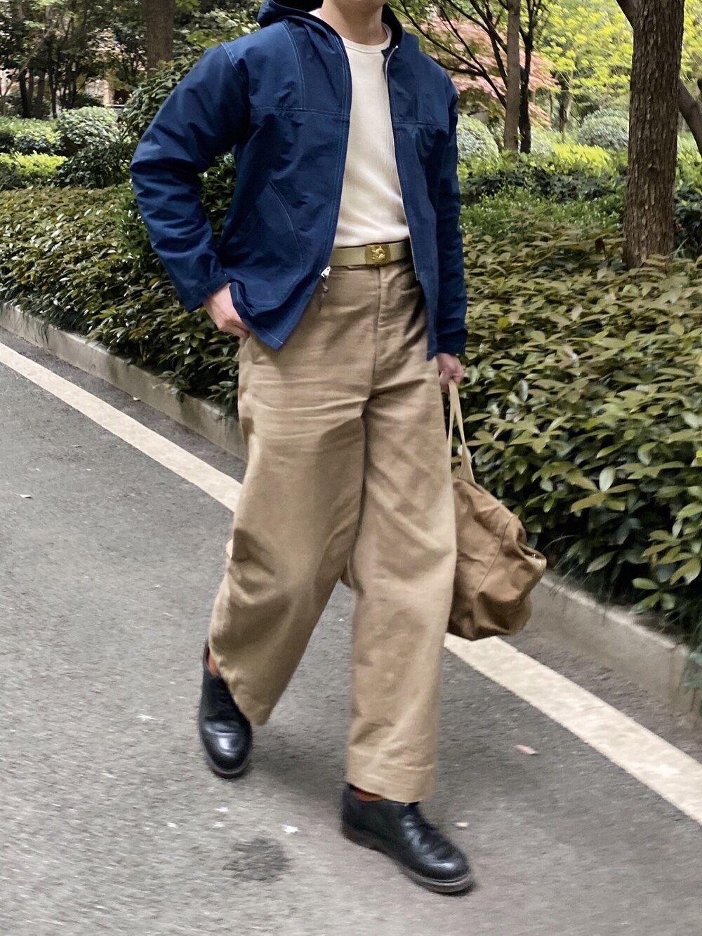 「At Last&Coのアイテム（チノパンツ、ベージュ系）」を使った、CoolKidsCantDieさん（メンズ・175cm）の春コーディネートの1枚目の写真