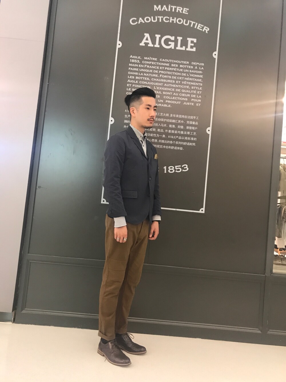「initialのアイテム（テーラードジャケット、グレー系）」を使った、Johnnyさん（メンズ・181cm）の春コーディネートの1枚目の写真