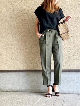 「andme（アンドミー）の【13色展開】きれいめツイル美脚ドローストリングテーパードパンツ（スラックス）」を使った、MAYU.HASさん（レディース・157cm）の夏コーディネート