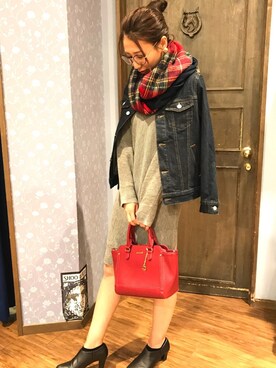 「アイテム（ボストンバッグ、レッド系）」を使った、浜北まおさん（レディース・167cm）の秋コーディネート