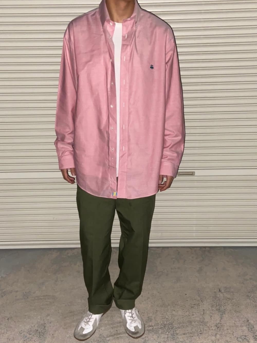 ピンク系のシャツ/ブラウス、ホワイト系のTシャツ/カットソー、グリーン系のパンツを着用したメンズの夏コーディネートの1枚目の写真