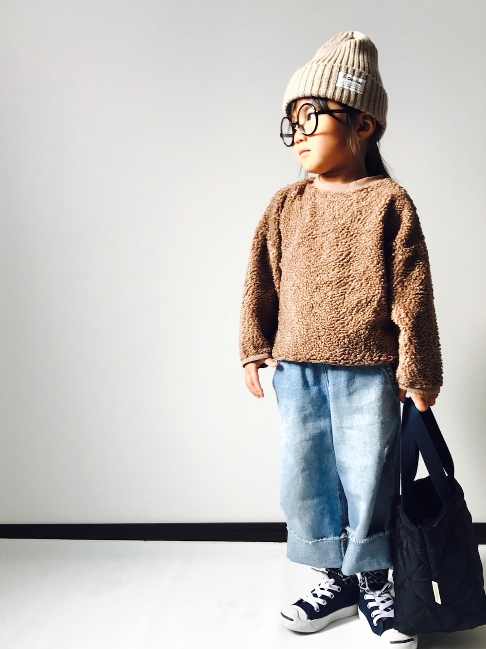 「キッズコーデ、オーシバル、ニット帽、もこもこ、ワイドデニム、ジャックパーセル」｜「ORCIVALのｷｯｽﾞ ｳｫｯﾁｷｬｯﾌﾟ（ニットキャップ/ビーニー、ベージュ系）」を使った、NONSUKEさん（キッズ・100cm）の秋コーディネートの1枚目の写真