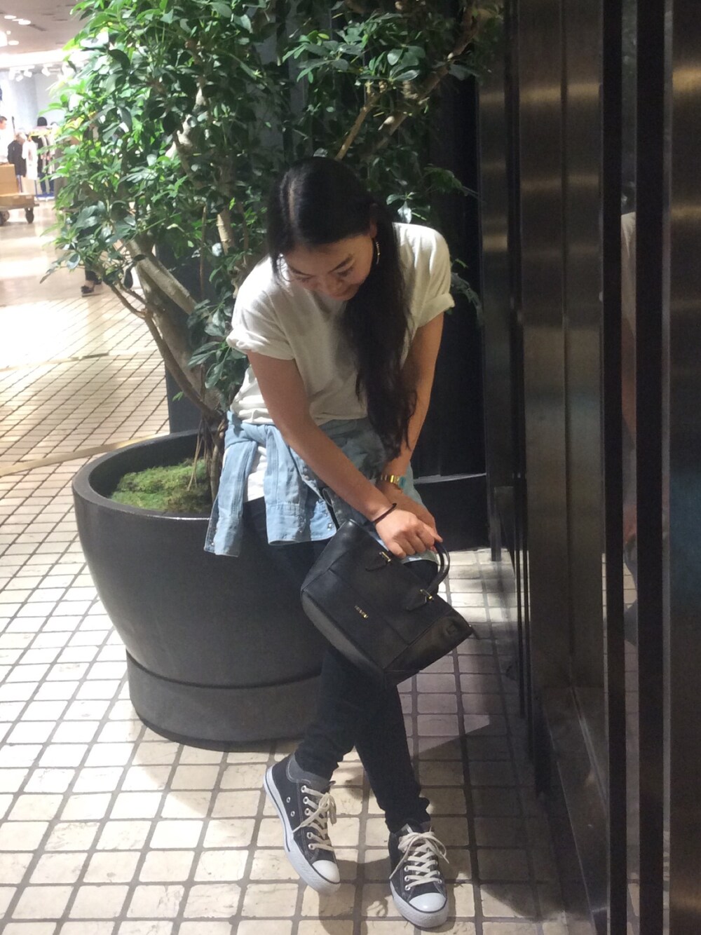 「カジュアルコーデ、黒、トプカピ、レザーバッグ、ショルダーBAG」｜「TOPKAPIの【雑誌掲載】スプリットレザー折りたたみ・２WAYミニトートバッグ【ドラマ使用】（ショルダーバッグ、ブラック系）」を使った、Boyakkeyさん（レディース・163cm）の春コーディネートの1枚目の写真