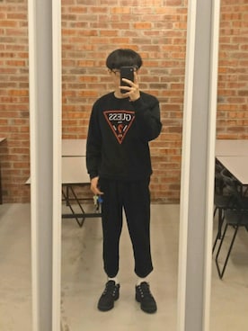 「Guess（ゲス）のアイテム（スウェット）」を使った、Vvei Yeoさん（メンズ・163cm）の春コーディネート