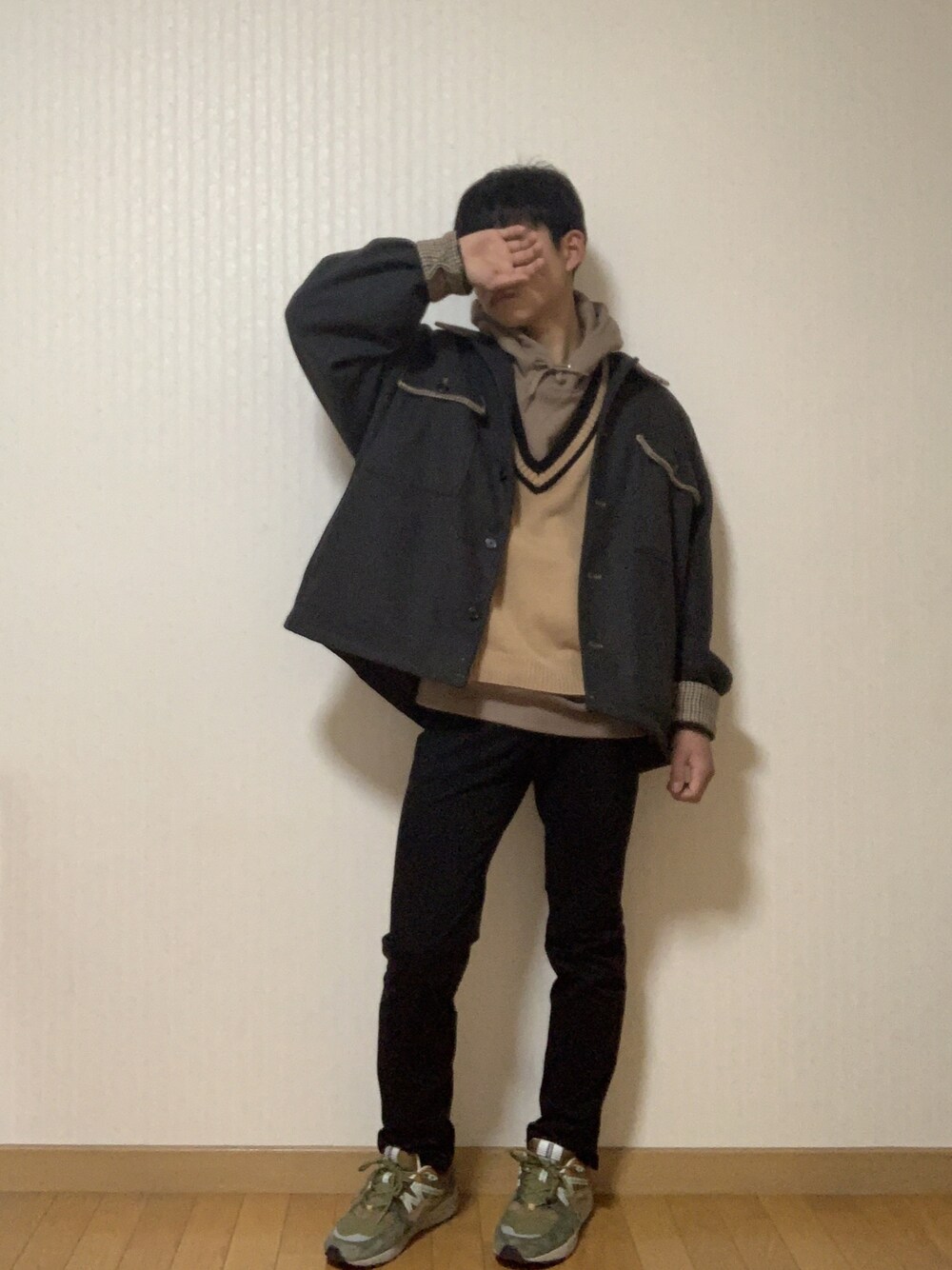 グレー系のブルゾン、ブラック系のパンツ、その他のスニーカーを着用したメンズの冬コーディネートの1枚目の写真