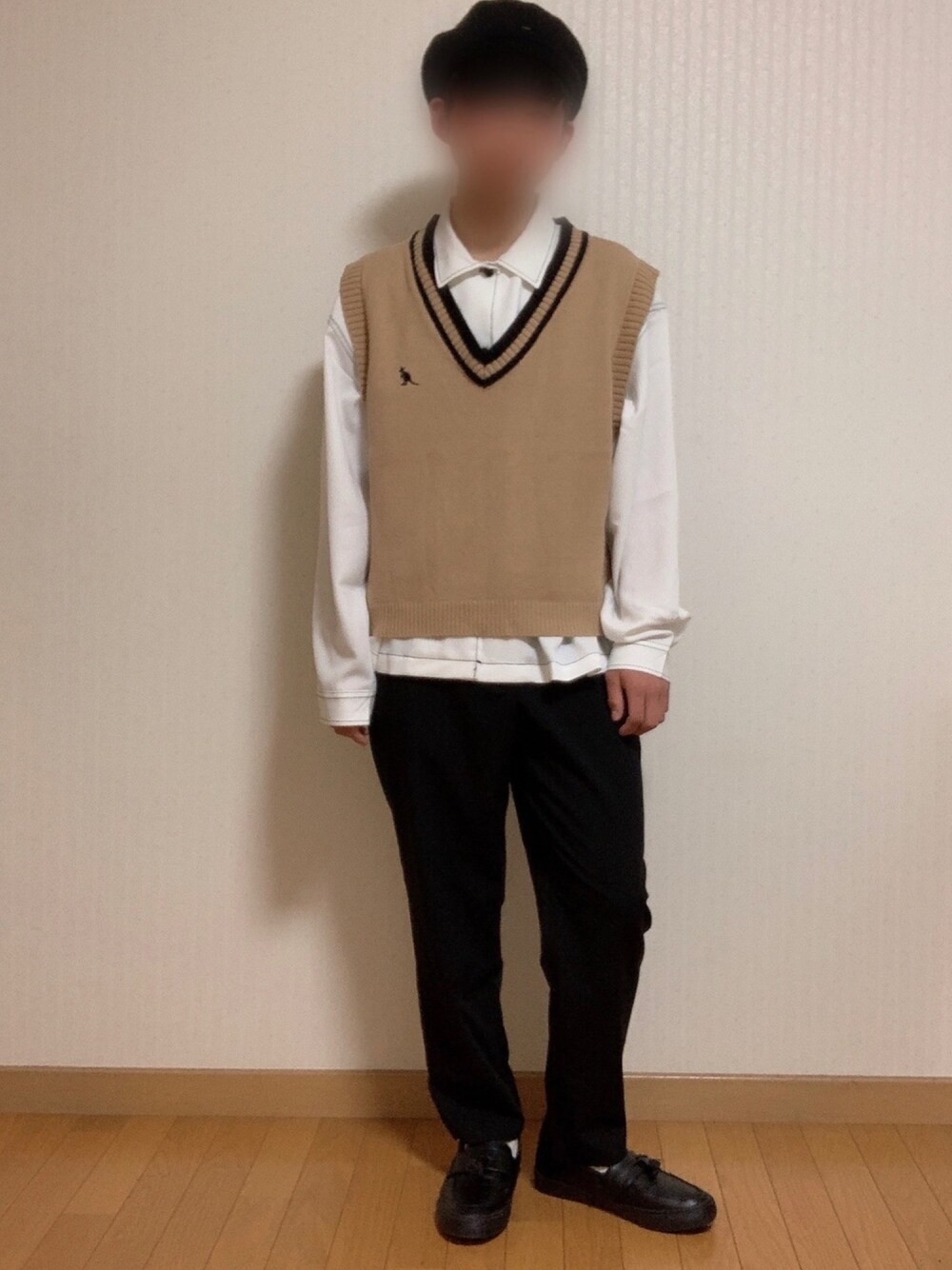 「シンプルコーデ、ニットベスト、ベレー帽、kiri.、高校生コーデ、おしゃれさんと繋がりたい」｜「KANGOLの【KANGOL / カンゴール】ワンポイントロゴ刺繍ニットベスト（ベスト、ベージュ系）」を使った、けしましさん（メンズ・167cm）の春コーディネートの1枚目の写真