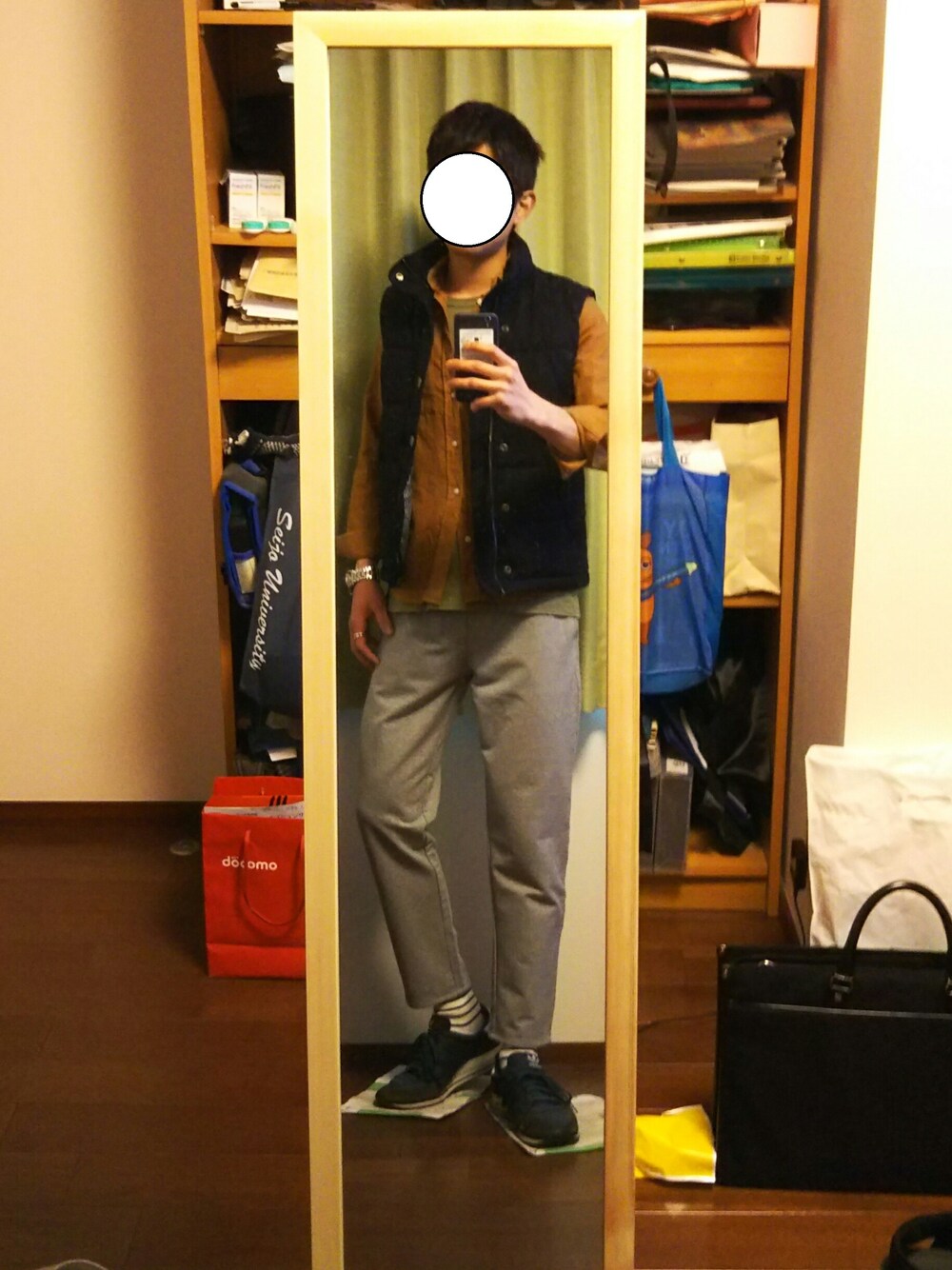 「スウェット、スニーカー、カジュアル、ボーダー、シャツ、ダウンベスト、Tシャツ、H&M、スポーツミックス、春コーデ」｜「H&Mのダウンベスト（ダウンベスト、ブルー系）」を使った、Katzさん（メンズ・178cm）の春コーディネートの1枚目の写真