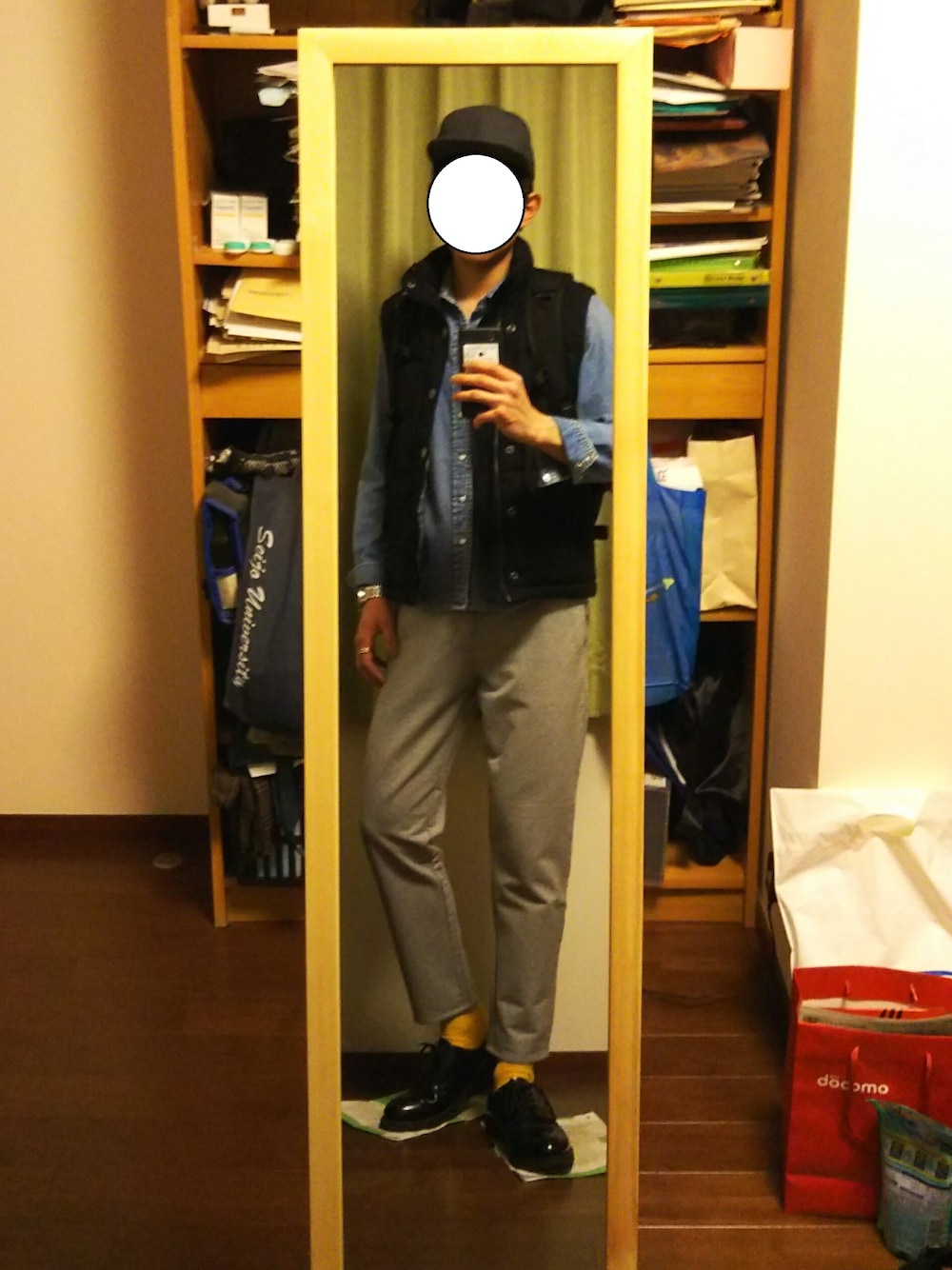 「スウェット、デニム、カジュアル、リュック、ダウンベスト、キャップ、H&M、スポーツミックス、革靴、春コーデ」｜「H&Mのダウンベスト（ダウンベスト、ブルー系）」を使った、Katzさん（メンズ・178cm）の春コーディネートの1枚目の写真