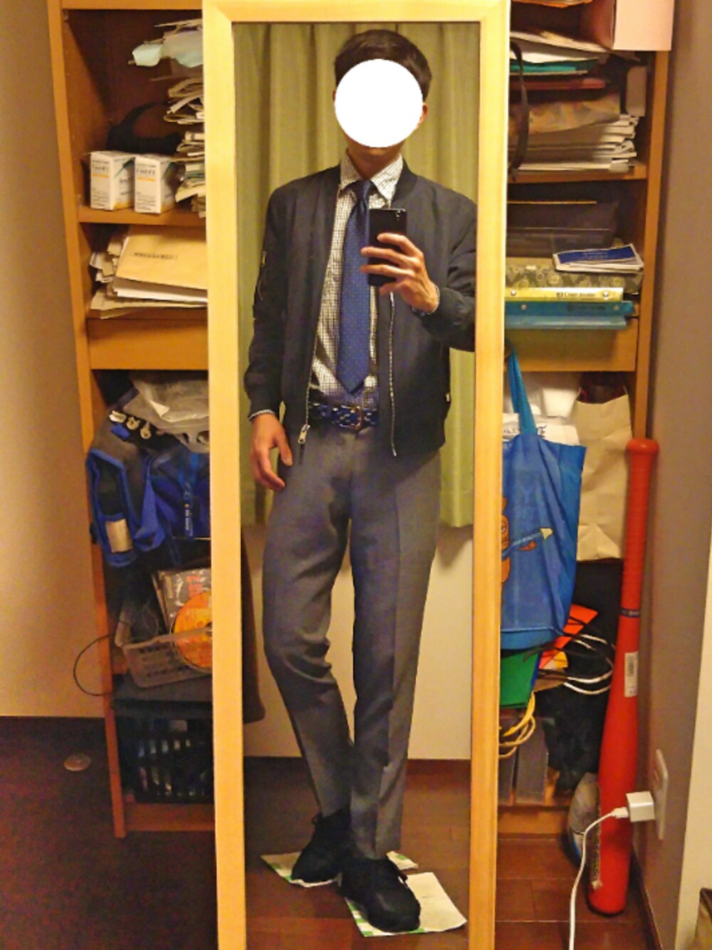 「春コーデ、カジュアル、チェックシャツ、スニーカー、プチプラ、UNIQLO、H&M」｜「H&MのMA-1（ミリタリージャケット、ブルー系）」を使った、Katzさん（メンズ・178cm）の春コーディネートの1枚目の写真