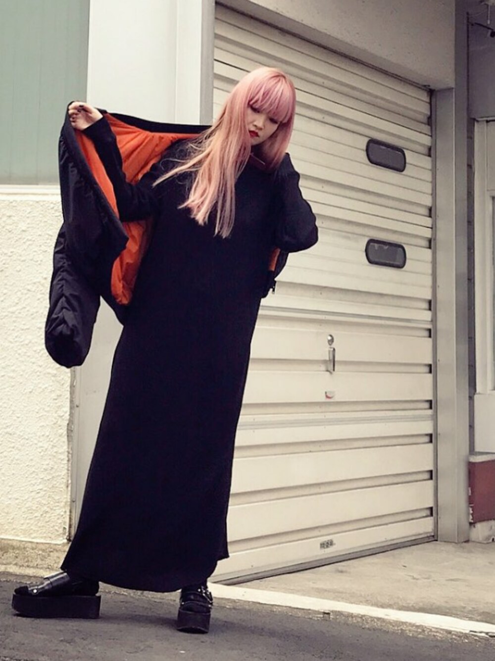 「LAD MUSICIANのアイテム（Tシャツ/カットソー、ブラック系）」を使った、April Leeさん（レディース・170cm）の秋コーディネートの1枚目の写真