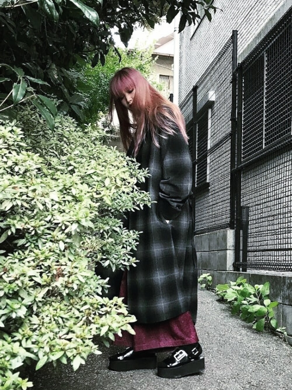 「LAD MUSICIANのアイテム（ノーカラージャケット、グレー系）」を使った、April Leeさん（レディース・170cm）の秋コーディネートの1枚目の写真