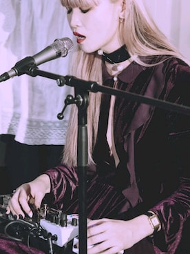 「DRIES VAN NOTEN（ドリスヴァンノッテン）のアイテム（アクセサリー）」を使った、April Leeさん（レディース・170cm）の冬コーディネート
