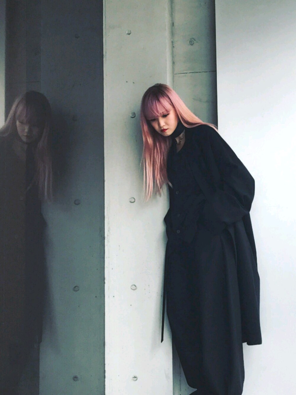 「LAD MUSICIANのアイテム（シャツ/ブラウス、ブラック系）」を使った、April Leeさん（レディース・170cm）の冬コーディネートの1枚目の写真